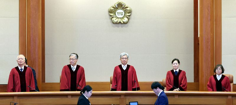 김상환 헌법재판소장과 재판관들이 24일 오후 서울 종로구 헌법재판소 대심판정에서 열린 6월 심판사건 선고에 참석하고 있다. 사진=뉴시스