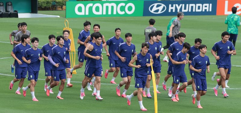 대한민국 축구 국가대표팀 선수들이 23일(현지시간) 멕시코 몬테레이 유니버시티 스타디움에서 남아공과 조별리그 최종전을 앞두고 훈련을 하고 있다. 뉴스1