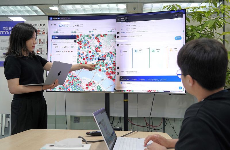 SK브로드밴드 구성원들이 AI 관제·진단 에이전트 'C-원'을 통해 네트워크 품질을 모니터링하고 있다. SK브로드밴드 제공