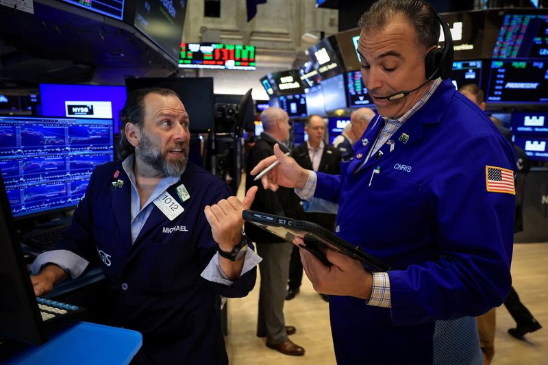 지난 24일(현지시간) 미국 뉴욕증권거래소(NYSE)에서 중개인들이 시황판을 보고 있다.로이터연합뉴스