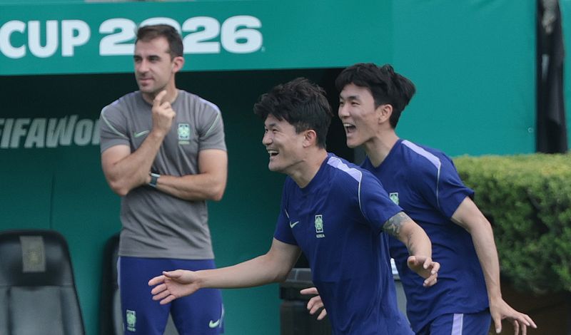 대한민국 축구 국가대표팀 김민재와 황인범이23일(현지시간) 멕시코 몬테레이 유니버시티 스타디움에서 남아공과 조별리그 최종전을 앞두고 훈련을 하고 있다.뉴스1