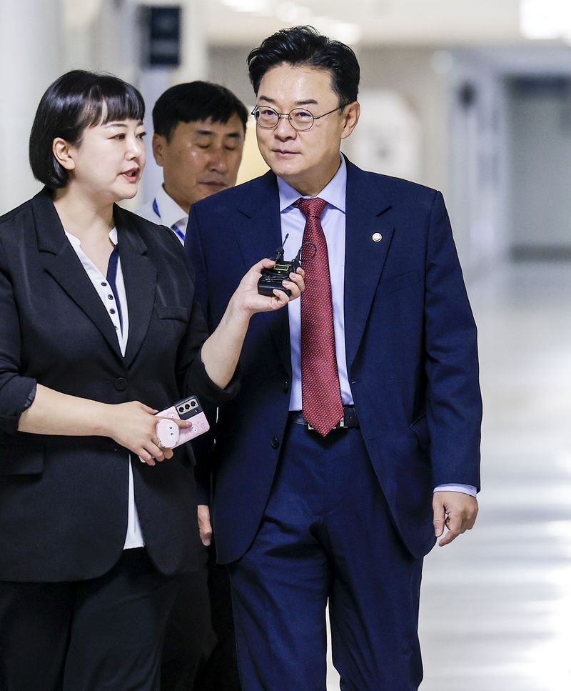 김성원 국민의힘 의원이 25일 서울 여의도 국회 의원회관에서 열린 대안과 미래 조찬 모임에 참석하고 있다. 뉴시스