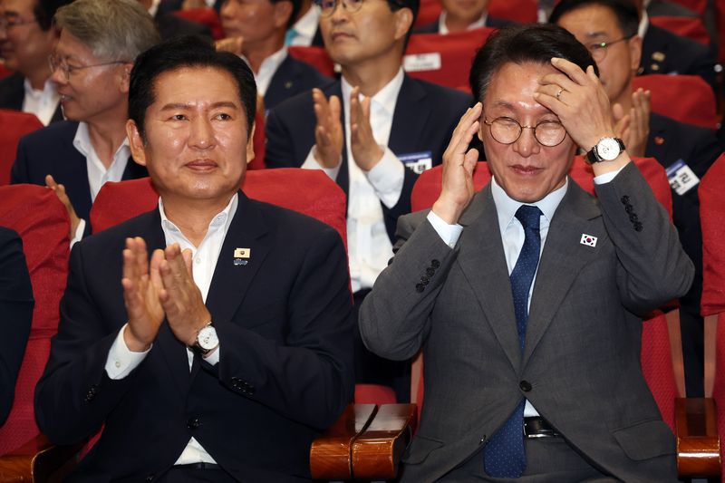 김민석 국무총리와 정청래 더불어민주당 전 대표. 뉴스1