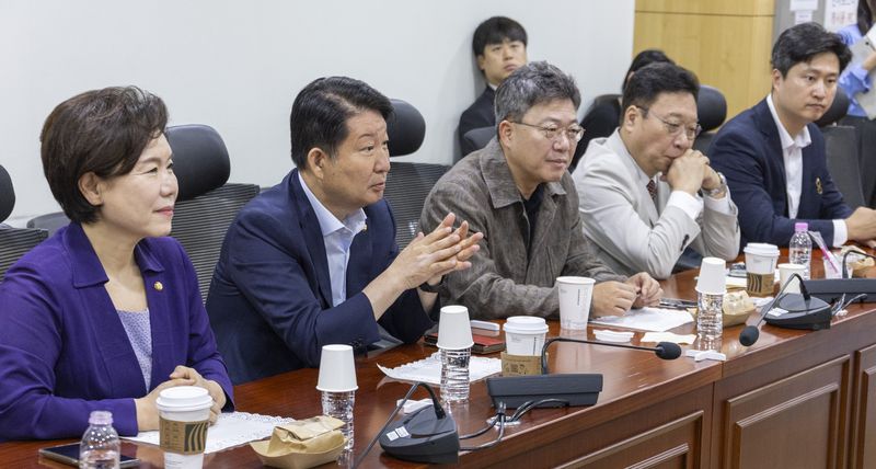 초·재선을 주축으로 한 국민의힘 소장파 모임 '대안과 미래' 이성권 간사를 비롯한 의원들이 25일 국회 의원회관에서 열린 조찬 모임에서 대화하고 있다. 이날 '대안과 미래' 소속 의원들은 24일 장동혁 대표 기자회견 내용을 평가하고 장 대표의 거취에 대한 논의할 예정이다. 연합뉴스