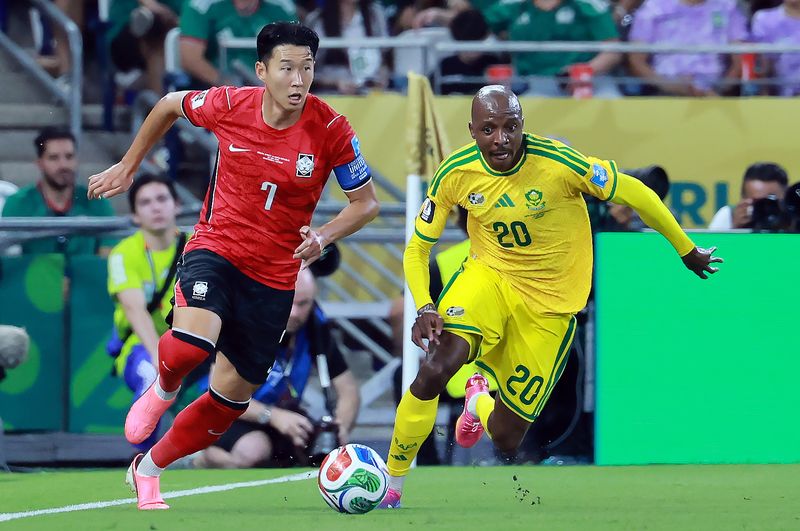(몬테레이(멕시코)=뉴스1) 임세영 기자 = 대한민국 축구국가대표팀 손흥민이 24일(현지시간) 멕시코 몬테레이 스타디움에서 열린 2026 북중미 월드컵 A조 조별리그 3차전 대한민국과 남아프리카 공화국의 경기 후반 남아공 쿨리소 무다우의 압박 속에 볼을 소유하고 있다. 2026.6.25/뉴스1 /사진=뉴스1화상