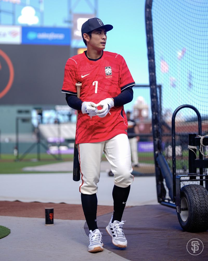 '바람의 손자' 이정후(샌프란시스코 자이언츠)가 25일(한국시간) 미국 샌프란시스코 오라클파크에서 열리는 애슬레틱스와의 홈 경기를 앞두고 손흥민의 국가대표 유니폼을 입고 훈련에 임하고 있다. 앞서 이정후는 전날 애슬레틱스와의 홈 경기 첫 번째 타석에서 솔로 홈런을 때린 후 현지 중계 카메라를 향해 박수 5번과 함께 "대~한민국"을 외치며 눈길을 끌었다. 한편 이정후는 이날 애슬레틱스전 6번 타자 겸 우익수로 선발 출전했다. 최근 엄청난 타격 페이스를 보여주며 현재 시즌 타율 3할3푼1리를 기록 중이며 MLB 전체 타격 2위에 위치해