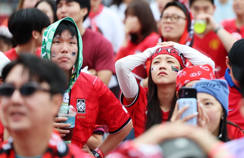 축구 국가대표팀 공식 서포터즈 붉은악마와 시민들이 25일 서울 종로구 광화문광장에서 열린 2026 국제축구연맹(FIFA) 북중미월드컵 A조 조별리그 3차전 대한민국과 남아프리카공화국의 경기 거리응원에서 후반 17분 실점을 허용하자 아쉬워하고 있다.뉴스1