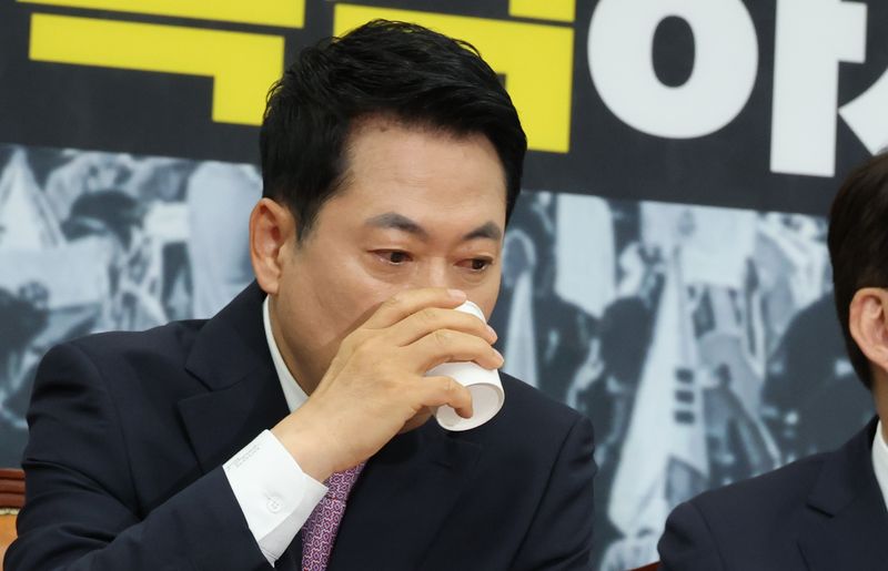 국민의힘 장동혁 대표가 25일 국회에서 열린 최고위원회의에서 물을 마시고 있다. 연합뉴스