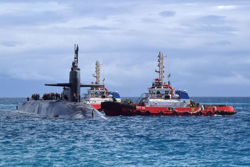 지난 2020년 9월 25일, 예인선들이 오하이오급 유도탄 잠수함 USS 조지아함(SSGN 729)을 디에고 가르시아 항구로 인도하고 있다. 미 해군 디에고 가르시아 지원 시설(NSF Diego Garcia)은 인도양과 아라비아만에 전방 배치된 미국 및 동맹국 군대에 군수, 서비스, 여가 및 행정 지원을 제공한다. 미 해군·미 국방영상정보배포서비스(DVIDS) 캡처