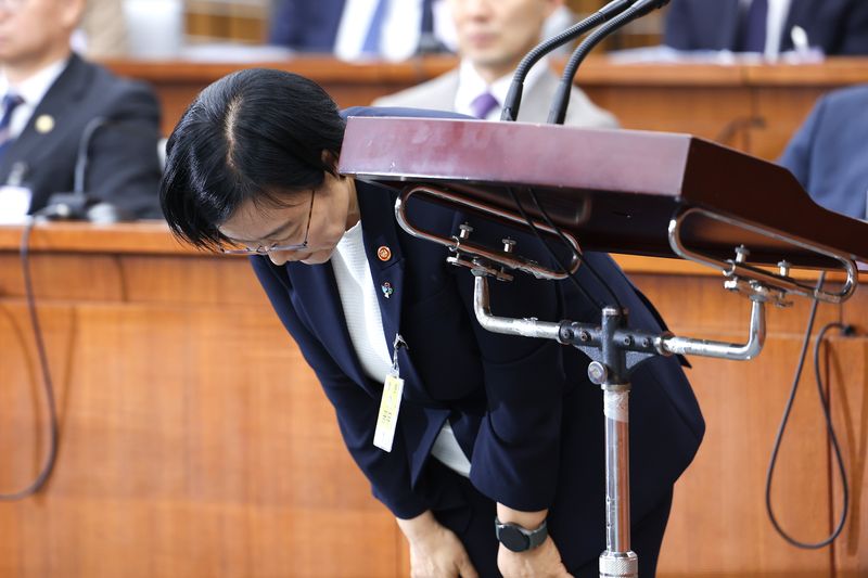 한성숙 국무총리 후보자가 25일 서울 여의도에서 열린 인사청문회에서 인사하고 있다. 2026.6.25 ⓒ 뉴스1 신웅수 기자