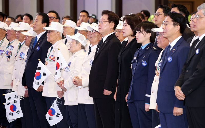 이재명 대통령과 김혜경 여사가 25일 수원컨벤션센터에서 열린 6·25전쟁 제76주년 기념식에서 애국가를 부르고 있다. 연합뉴스