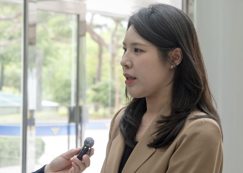 김슬지 전북도의원이 25일 전북경찰청에 출석하고 있다. 연합뉴스