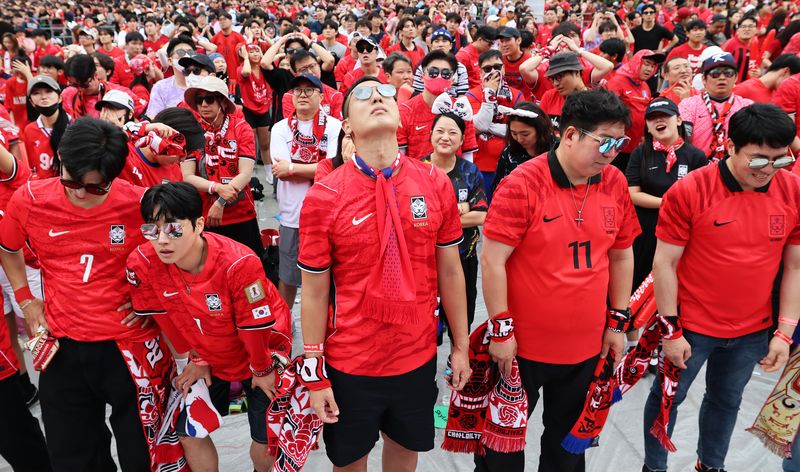축구 국가대표팀 공식 서포터즈 붉은악마와 시민들이 25일 서울 종로구 광화문광장에서 열린 2026 국제축구연맹(FIFA) 북중미월드컵 A조 조별리그 3차전 대한민국과 남아프리카공화국의 경기 거리응원에서 0-1 패배가 확정되자 아쉬워하고 있다.뉴스1