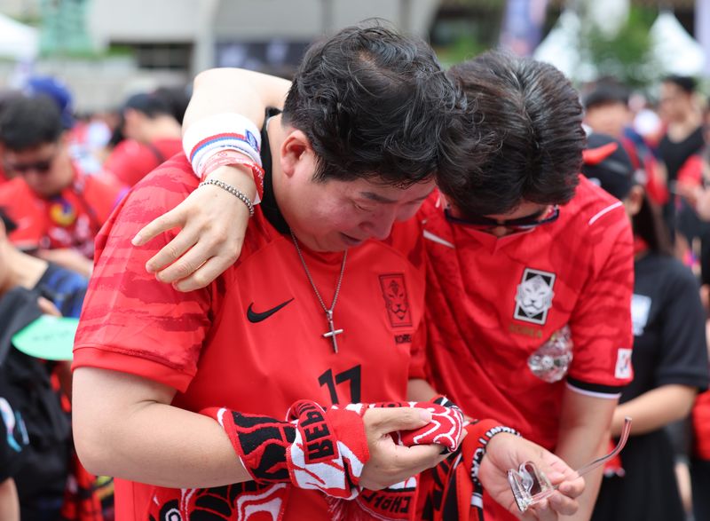 2026 북중미 월드컵 조별리그 A조 3차전 대한민국과 남아프리카공화국 경기가 열린 25일 서울 종로구 광화문광장에서 한 시민이 대한민국의 패배에 눈물을 훔치고 있다.뉴시스