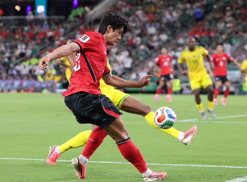 대한민국 축구국가대표팀 설영우가 24일(현지시간) 멕시코 몬테레이 스타디움에서 열린 2026 북중미 월드컵 A조 조별리그 3차전 대한민국과 남아프리카 공화국의 경기에서 크로스를 올리고 있다.뉴스1