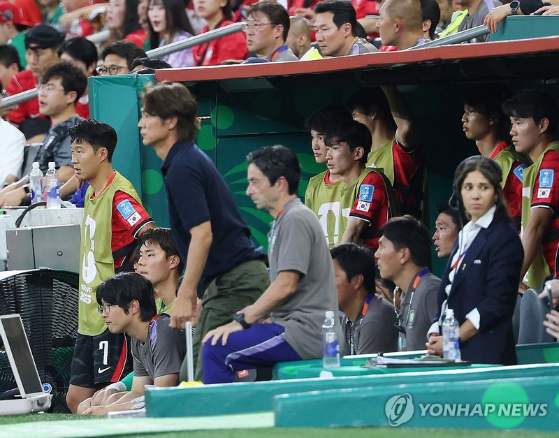 전반전 벤치 지키는 손흥민 (출처=연합뉴스)