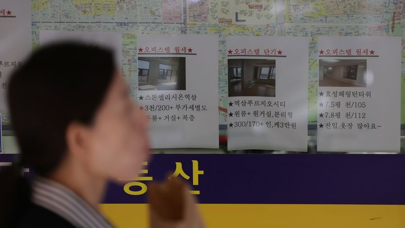 최근 서울 아파트 매매가격뿐 아니라 전월세까지 가파르게 오르는 '삼중 강세'가 나타나며 대체재인 오피스텔 수요가 늘고 있는 가운데 지난 5월 25일 서울 시내 한 부동산 중개업체에 오피스텔 매물 정보가 붙어있다. 한국부동산원의 5월 오피스텔 가격동향에 따르면 서울 오피스텔 전세가격 상승률은 전월보다 0.06%포인트(p) 오른 0.16%로 집계됐다. 서울 오피스텔 전셋값은 3개월 연속으로 상승 폭을 확대했다. 연합뉴스