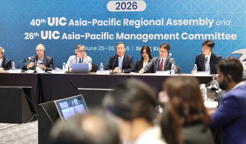 김태승 코레일 사장(가운데)이 25일 서울에서 열린 제40차 국제철도연맹(UIC) 아시아·태평양 지역총회 회의를 주재하고 있다. 코레일 제공