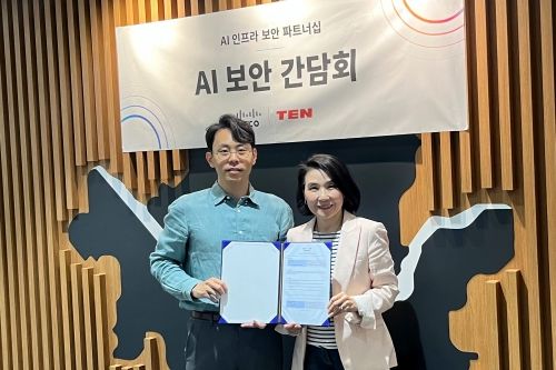 오세진 텐(TEN) 대표(왼쪽)와 최지희 시스코코리아 대표(오른쪽)가 AI 보안 간담회에서 LoS(업무협력의향서)를 들고 기념 촬영을 하고 있다. [사진= 텐(TEN)]