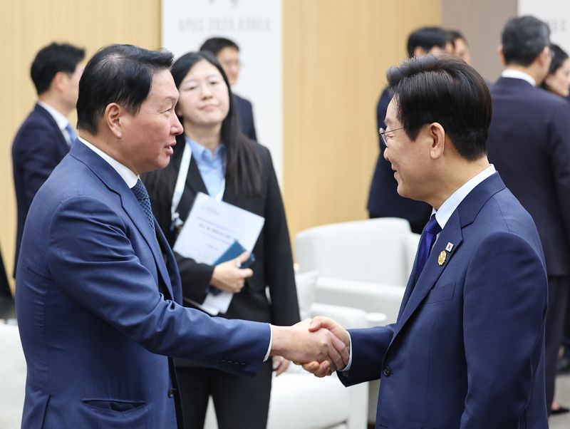이재명 대통령이 지난해 10월 경주 아시아태평양경제협력체(APEC) 정상회의 장소인 경북 경주화백컨벤션센터(HICO)에서 최태원 SK그룹 회장과 악수하고 있다. 뉴시스