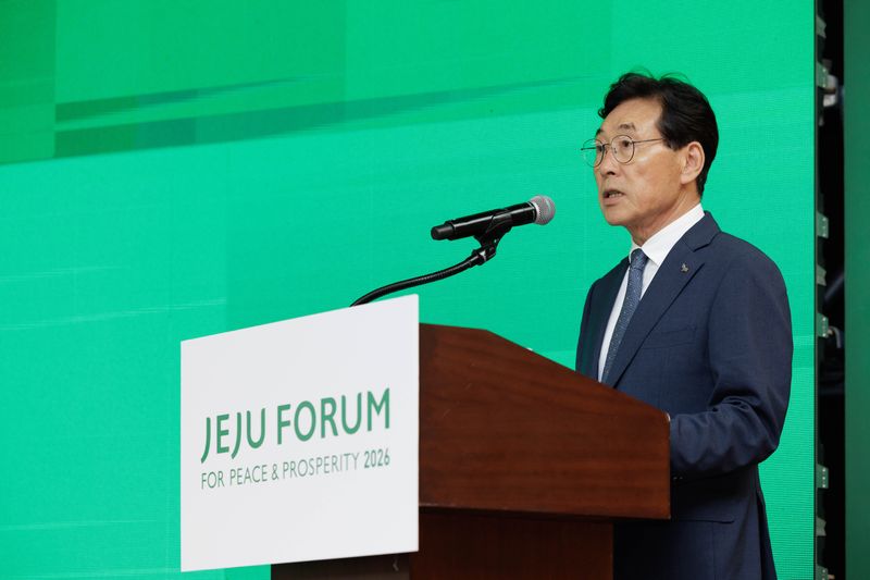 제주국제자유도시개발센터가 25일 제21회 제주포럼에서 개최한 미래사업 세션에서 송석언 JDC 이사장은 "제주의 AI 데이터센터를 지역 전략산업의 AX와 AI 기업 유입, 인재 양성을 연결하는 성장 엔진으로 전략화해야 한다"며 "제주의 재생에너지 자원을 활용한 RE100 친환경 모델 구현을 목표로 하고 있다"고 말했다. /사진=제주포럼사무국 제공