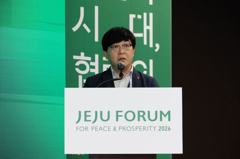 장철원 제주특별자치도 미래성장과장이 25일 제21회 제주포럼에서 재생에너지 기반 40MW급 그린 AI 데이터센터를 중심으로 한 제주 AX 대전환 전략을 발표하고 있다. /사진=제주포럼사무국 제공