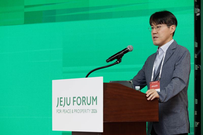 고우찬 카카오 클라우드·인프라 총괄 리더가 25일 제21회 제주포럼에서 고밀도 GPU 서버와 수냉식 냉각, 모듈형 확장 구조 등을 적용한 에너지 절감형 AI 데이터센터 전략을 설명하고 있다. /사진=제주포럼사무국 제공