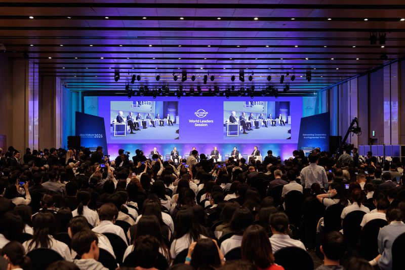 25일 제주 서귀포시 해비치호텔앤드리조트에서 열린 제21회 평화와 번영을 위한 제주포럼 세계지도자 세션에서 참석자들이 ‘분열된 세계에서 협력의 재구상’을 주제로 토론하고 있다.