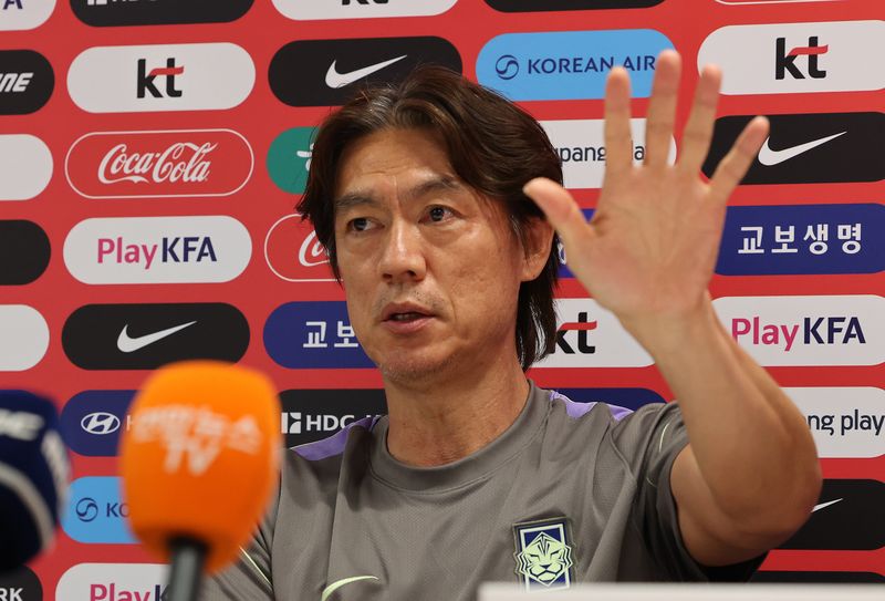 홍명보 대한민국 축구국가대표팀 감독이 25일(현지시간) 멕시코 과달라하라 인근 대한민국 축구대표팀의 베이스캠프 훈련장인 사포판 치바스 바예 베르데에서 훈련에 앞서 인터뷰를 하고 있다. 2026.6.26 ⓒ 뉴스1 임세영 기자