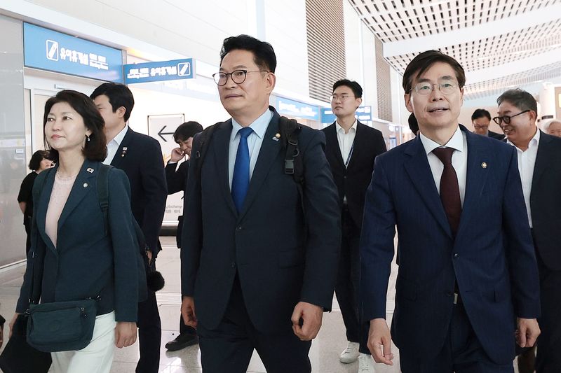 송영길 더불어민주당 의원이 국회의장 특사자격으로 23일 오전 인천공항을 통해 미국으로 출국하고 있다. 2026.6.23 ⓒ 뉴스1 권현진 기자