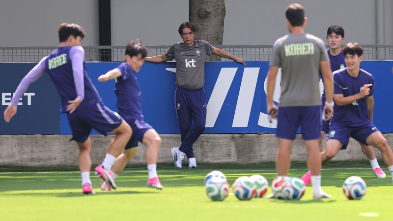 남아프리카공화국과 2026 북중미 월드컵 A조 조별리그 3차전을 치른 한국 축구 국가대표팀 홍명보 감독이 25일(현지시간) 멕시코 과달라하라 인근 사포판의 치바스 바예 베르데에서 대표팀 훈련을 지켜보고 있다. 2026.6.26 ondol@yna.co.kr (끝)