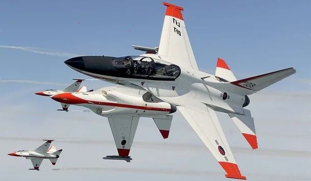 한국항공우주산업(KAI)의 T-50을 포함한 FA-50계열 전투기들은 같은 시장에서 이탈리아 M346과 경쟁하고 있지만 이미 필리핀 공군, 태국 공군, 이라크 공군, 폴란드 공군 등에 수출하는데 성공했다. 개량에 개량을 거듭하고 있는 FA-50은 AESA 레이더와 중거리 공대공 미사일 통합을 넘어 단좌형으로의 개량이 확정된 상황이다. KAI 제공