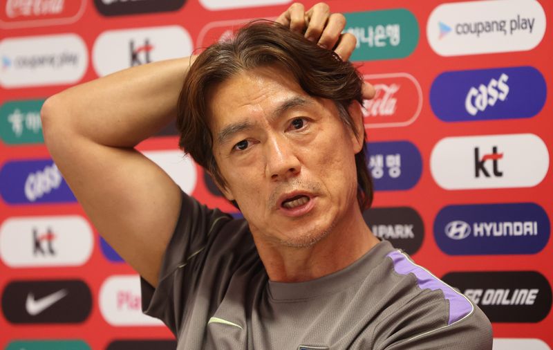 2026 북중미 월드컵 A조 조별리그 3차전에서 남아공에 패해 32강 합류를 위해 다른 조의 결과를 기다리고 있는 한국 축구국가대표팀이 25일(현지시간) 팀 베이스캠프인 멕시코 과달라하라로 돌아와 사포판 치바스 바예 베르데에서 회복훈련을 했다. 훈련에 앞서 홍명보 감독이 기자의 질문에 답하고 있다.연합뉴스
