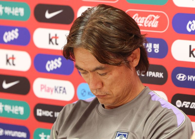 2026 북중미 월드컵 A조 조별리그 3차전에서 남아공에 패해 32강 합류를 위해 다른 조의 결과를 기다리고 있는 한국 축구국가대표팀이 25일(현지시간) 팀 베이스캠프인 멕시코 과달라하라로 돌아와 사포판 치바스 바예 베르데에서 회복훈련을 했다. 훈련에 앞서 갖은 기자회견에서 홍명보 감독이 기자의 질문을 듣고 있다.연합뉴스