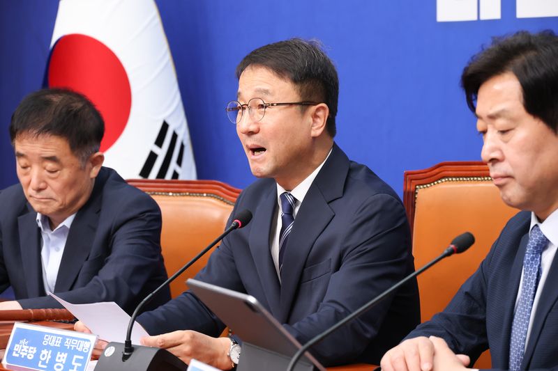 한병도 더불어민주당 대표 직무대행 겸 원내대표가 26일 서울 여의도 국회에서 열린 최고위원회의에서 발언하고 있다. 연합뉴스