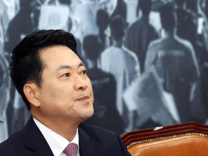 장동혁 국민의힘 대표가 25일 오전 서울 여의도 국회에서 열린 최고위원회의에서 생각에 잠겨 있다. 2026.6.25 ⓒ 뉴스1 황기선 기자