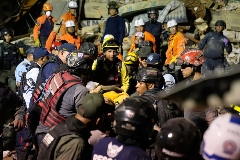 [카라카스=AP/뉴시스] 24일(현지 시간) 베네수엘라 카라카스에서 강진이 발생한 후 구조대가 무너진 건물 잔해를 수색하고 있다. 2026.06.25.