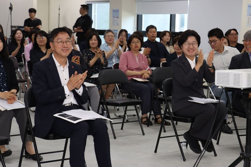 위성곤 제주특별자치도지사 당선인과 고의숙 제주특별자치도교육감 당선인이 26일 열린 ‘제주교육 혁신을 위한 공동포럼’에서 참석자들과 함께 박수를 치고 있다. 이날 포럼에서는 마을돌봄과 초등주말돌봄센터 운영 성과, 도청·교육청 협력 과제 등이 논의됐다. /사진=도지사직·교육감직 인수위 제공