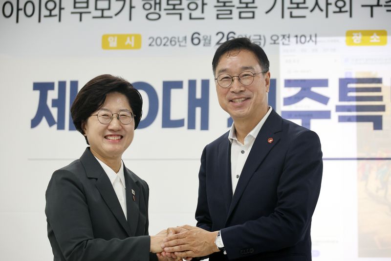 제주교육 위해 손잡은 위성곤 제주도지사·고의숙 제주도교육감. 지난 6월 26일 제40대 제주도지사직 인수위원회에서 열린 '제주교육 혁신을 위한 공동포럼'에서 당시 위성곤 제주지사 당선인(오른쪽)과 고의숙 제주도교육감 당선인이 손을 잡고 기념 촬영을 하고 있다. 사진=연합뉴스