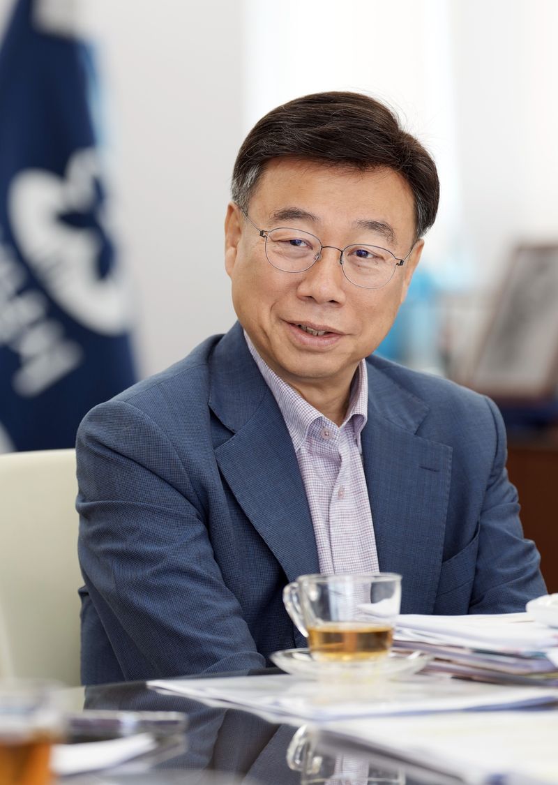 신상진 성남 시장이 민선 9기 '대한민국의 기준, 성남'이라는 비전을 설정하고, 새로운 도시 정책의 표준 모델을 만들겠다는 계획을 밝히고 있다. 성남시 제공