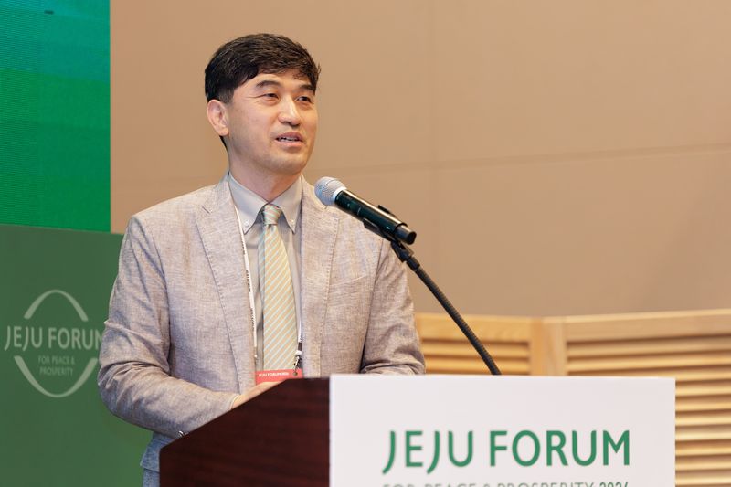 송호영 한양대학교 법학전문대학원 교수가 26일 제주포럼에서 생태법인 제도화의 법리적 쟁점을 설명하고 있다. /사진=제주포럼 사무국 제공