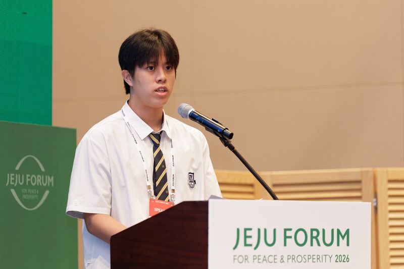 이호준 한국국제학교 학생이 26일 제주포럼에서 남방큰돌고래 생태법인 서포터즈 활동을 소개하고 있다. /사진=제주포럼 사무국 제공