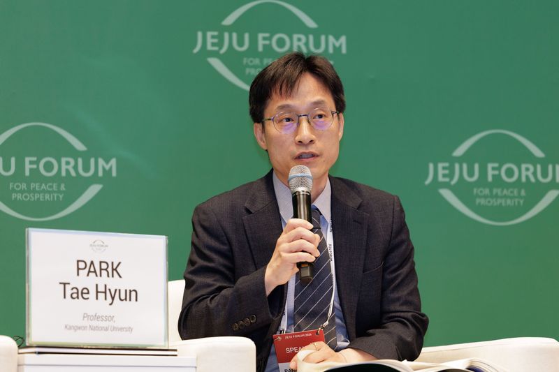박태현 강원대학교 법학전문대학원 교수가 26일 제주포럼에서 자연권 논의와 생태법인 제도화 과제를 토론하고 있다. /사진=제주포럼 사무국 제공