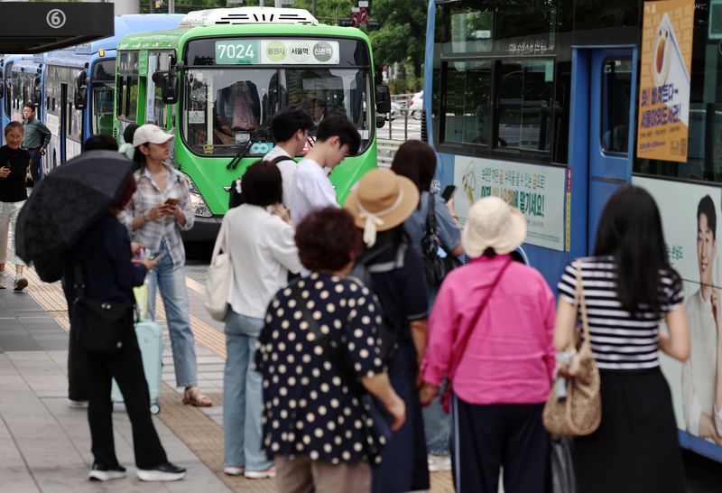 '서울 70세 이상 버스 무료' 추진에…"접근성 좋아져" "재정 부담"