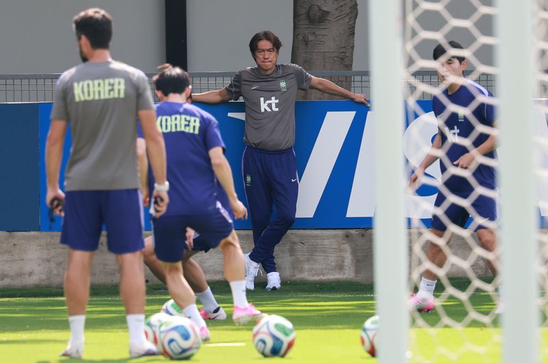 홍명보 대한민국 축구국가대표팀 감독이 25일(현지시간) 멕시코 과달라하라 인근 대한민국 축구대표팀의 베이스캠프 훈련장인 치바스 바예 베르데에서 선수들의 회복 훈련을 지켜보고 있다.뉴스1