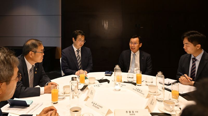 26일 서울 여의도 콘래드 호텔에서 열린 방산기업 인공지능 경쟁력 강화를 위한 간담회에서 참석자들이 현장의 애로사항을 청취하고 발전 방안을 논의하고 있다. 사진 왼쪽 2번째 이용철 방위사업청장, 왼쪽 3번째 원종대 국방부 차관보, 왼쪽 4번째 신익현 LIG D&A 대표이사. 방사청 제공
