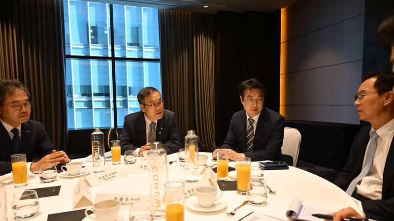 26일 서울 여의도 콘래드 호텔에서 열린 방산기업 인공지능 경쟁력 강화를 위한 간담회에서 참석자들이 현장의 애로사항을 청취하고 발전 방안을 논의하고 있다. 사진 왼쪽 1번째 이남우 상근부회장, 왼쪽 2번째 이용철 방위사업청장, 왼쪽 3번째 원종대 국방부 차관보. 방사청 제공