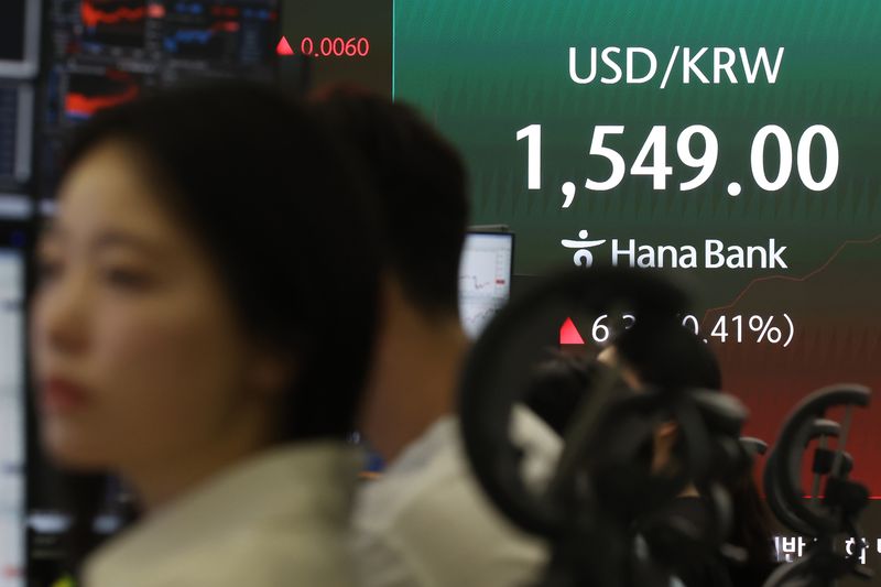 [서울=뉴시스] 조성우 기자 = 코스피가 전 거래일(8930.30)보다 117.12포인트(1.31%) 하락한 8813.18에 개장한 26일 오전 서울 중구 하나은행 딜링룸 전광판에 지수가 표시되고 있다.코스닥 지수는 전 거래일(887.81)보다 3.38포인트(0.38%) 내린 884.43에 거래를 시작했다. 원·달러 환율은 전 거래일 주간거래 종가(1542.7원)보다 4.6원 오른 1547.3원에 출발했다. 2026.06.26. xconfind@newsis.com