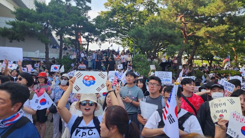 2026년 6월 서울 송파구 올림픽공원에서 지방선거 부정에 항의하는 2030 청년들