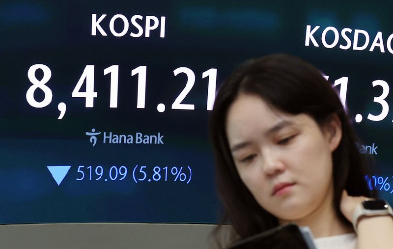 26일 오후 서울 중구 하나은행 본점 딜링룸에 종가가 나오고 있다. 이날 코스피는 전일 종가와 비교해 519.09포인트(5.81%) 하락한 8411.21로 장을 마감했다. 2026.6.26 ⓒ 뉴스1 김진환 기자
